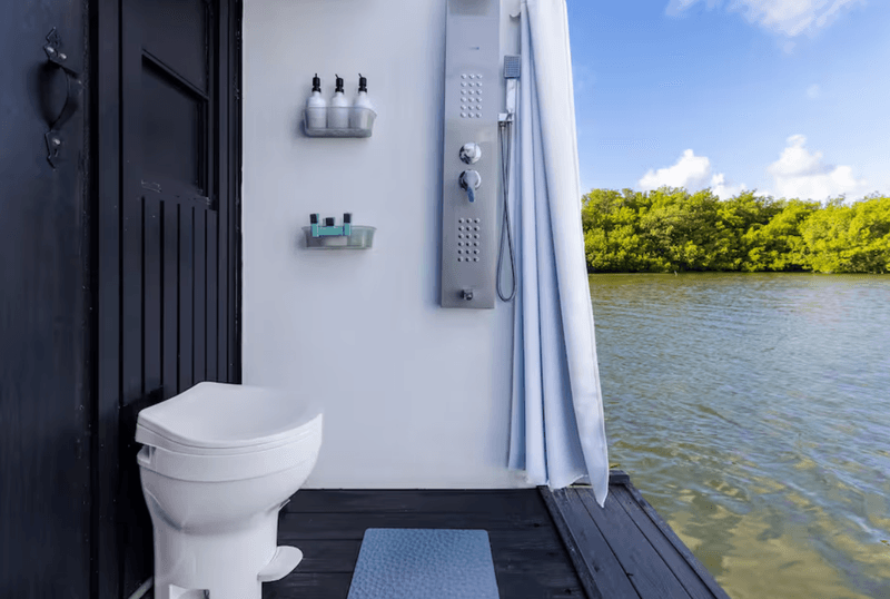 An Open-Air Bathroom That Embraces Nature