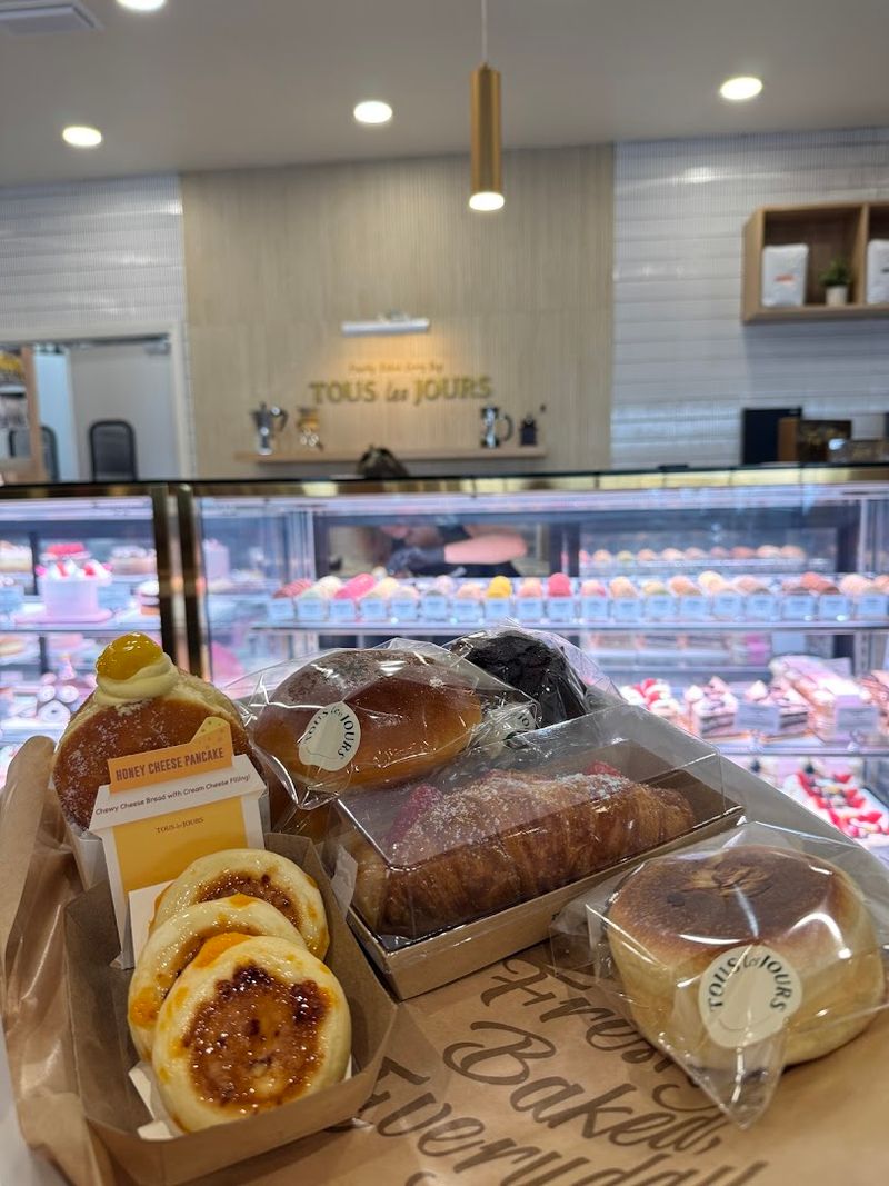 The Tray-and-Tongs Experience That Makes Shopping Fun