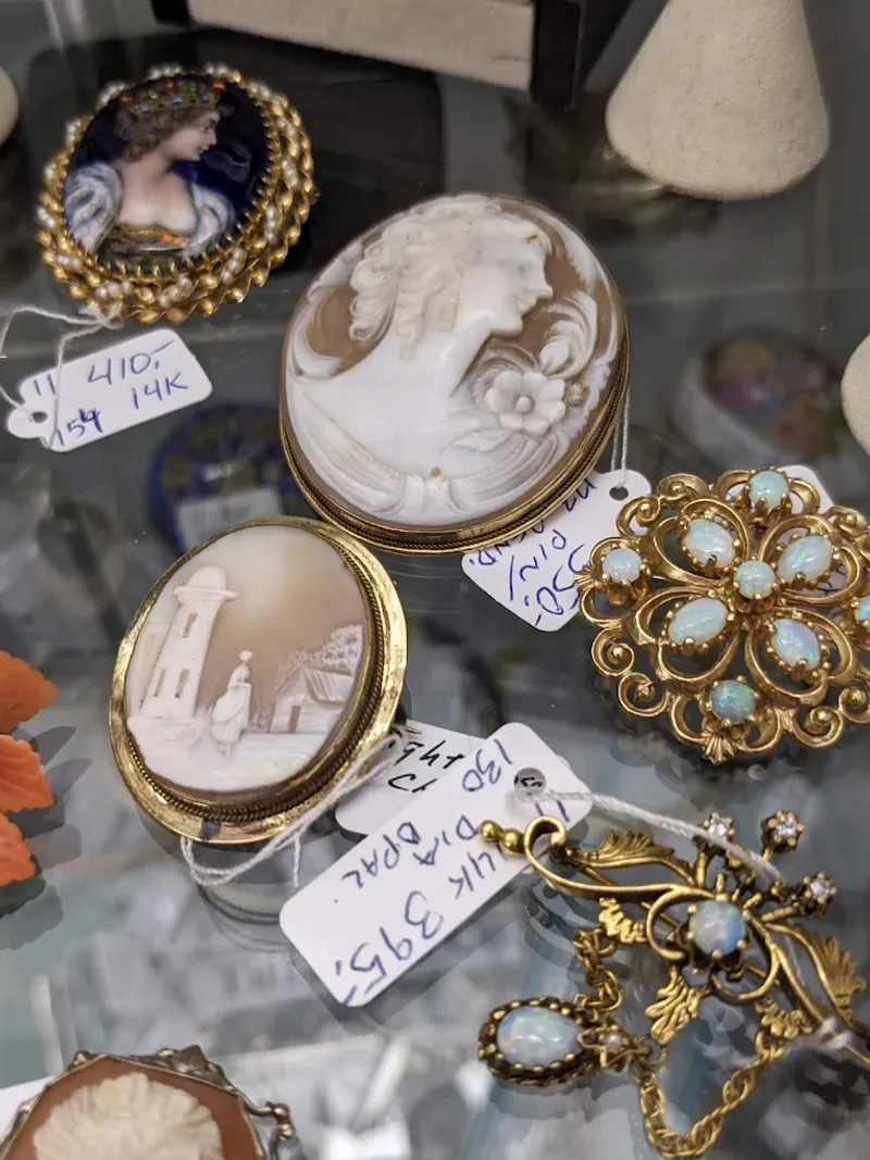 Jewelry Hunters Strike Gold