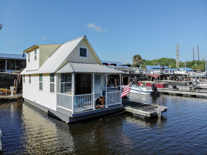Floating Cottage (Sanford)