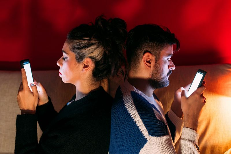 13 Subtle Ways Phones Create Distance Between Couples