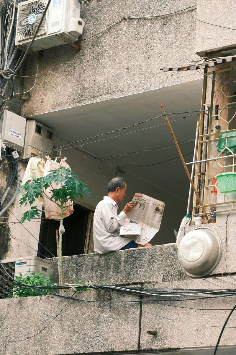 Having to Wait for News or Gossip