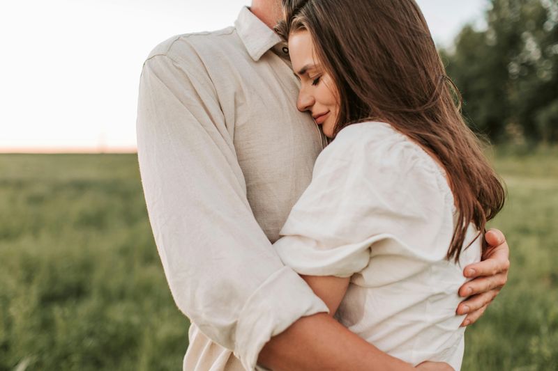 8 Clear Signs He's Not Ready to Commit