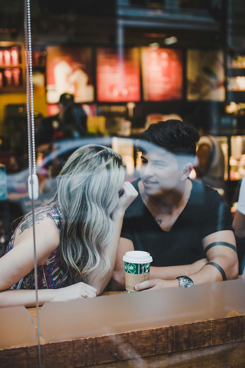 11 Warning Signs Men Commonly Observe on a First Date