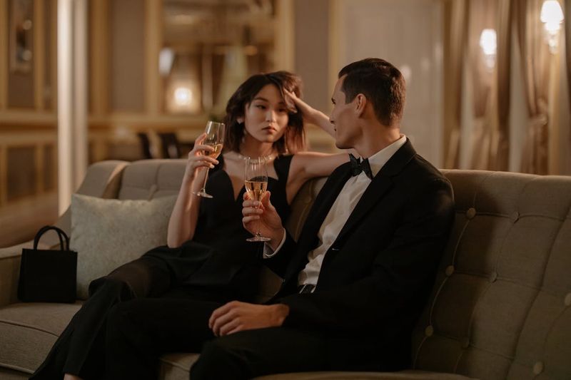 18 Things Men Do on Autopilot That Make Women Lose Interest