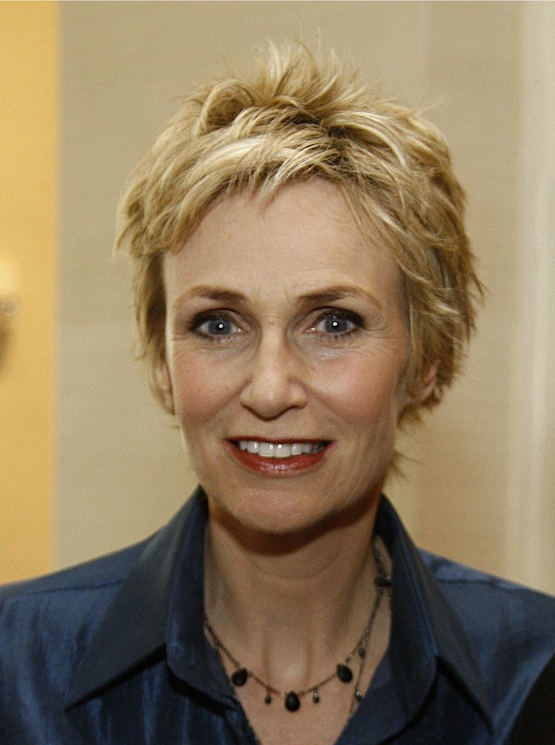 Jane Lynch: 6 ft (1.83 m)