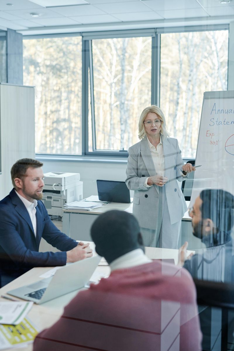 How to Look Confident When Speaking in Public: 10 Tricks Anyone Can Learn
