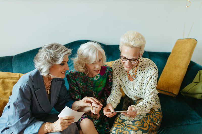 12 Habits of People Who Keep Their Childhood Friends