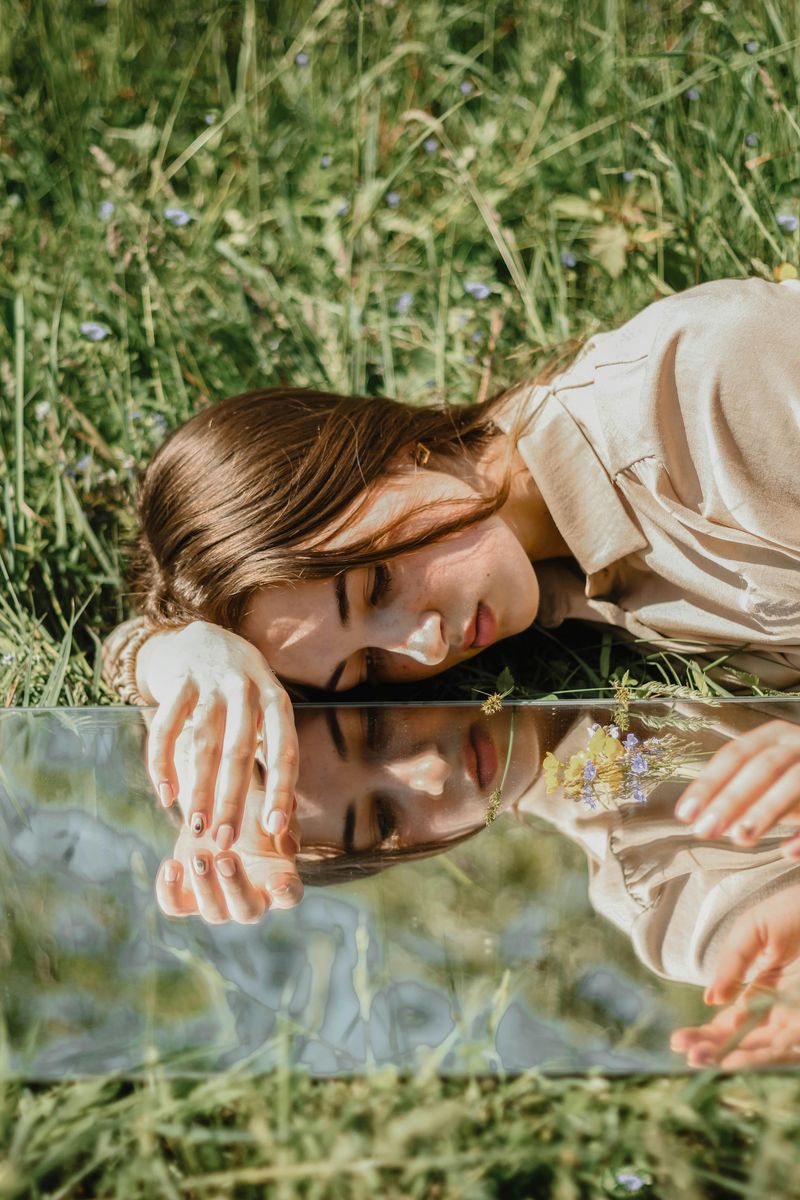 17 Signs Someone Doesn’t Like Themselves (Even If They Pretend They Do)