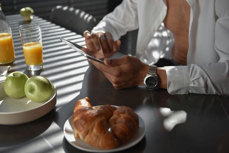 You Eat Meals While Watching Screens