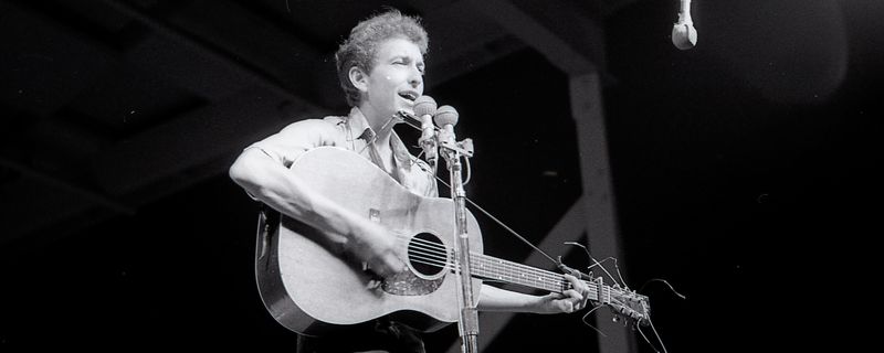 “Blowin’ in the Wind” – Bob Dylan (1963)