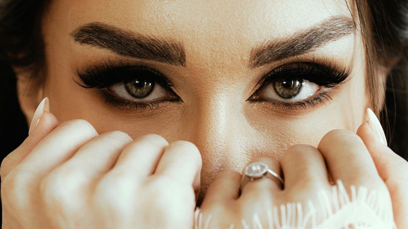 Overdrawn or Hyper-Sculpted Eyebrows