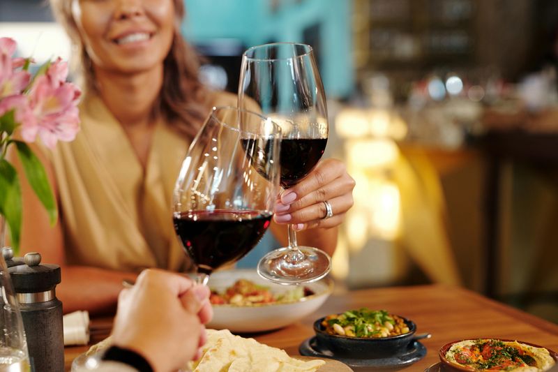 15 Surprisingly Common Public Habits Classy People Always Avoid