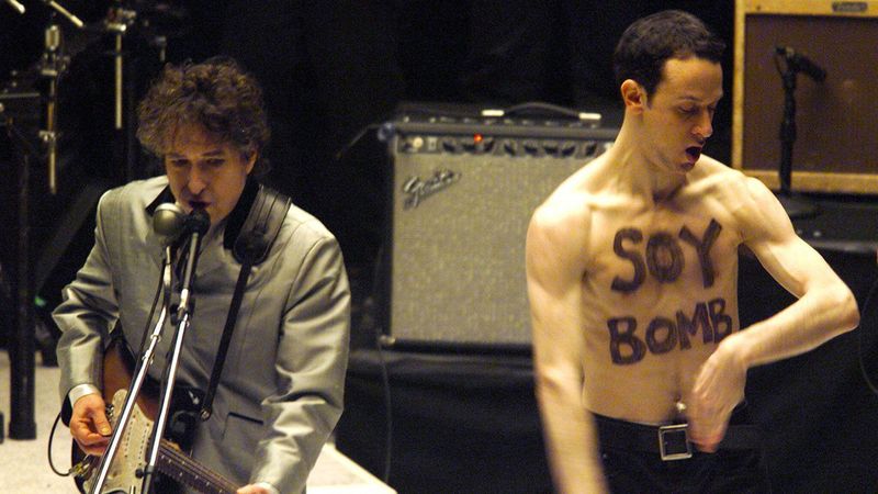 'Soy Bomb' Interrupts Bob Dylan's Performance (1998 Grammys)