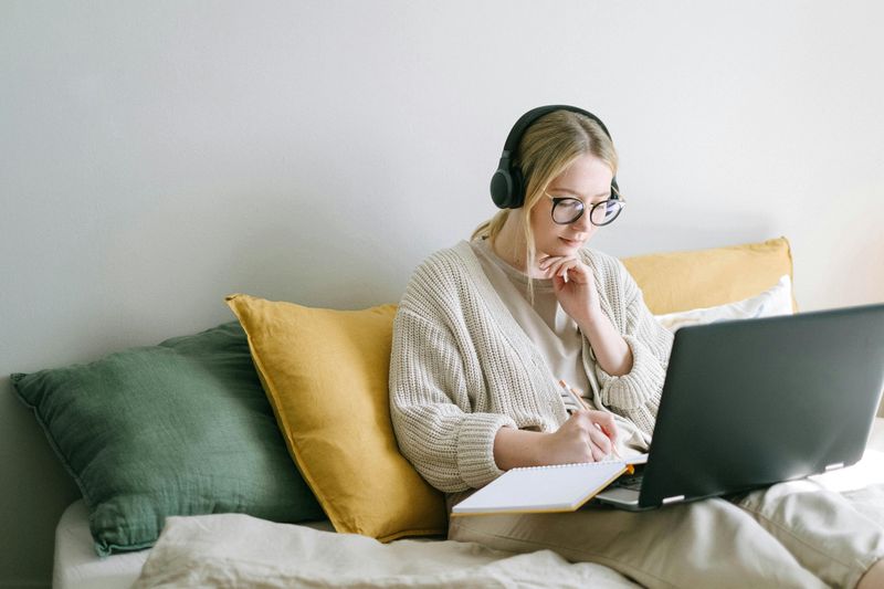 12 Things Women Wish They Knew Before Starting a Work-From-Home Job