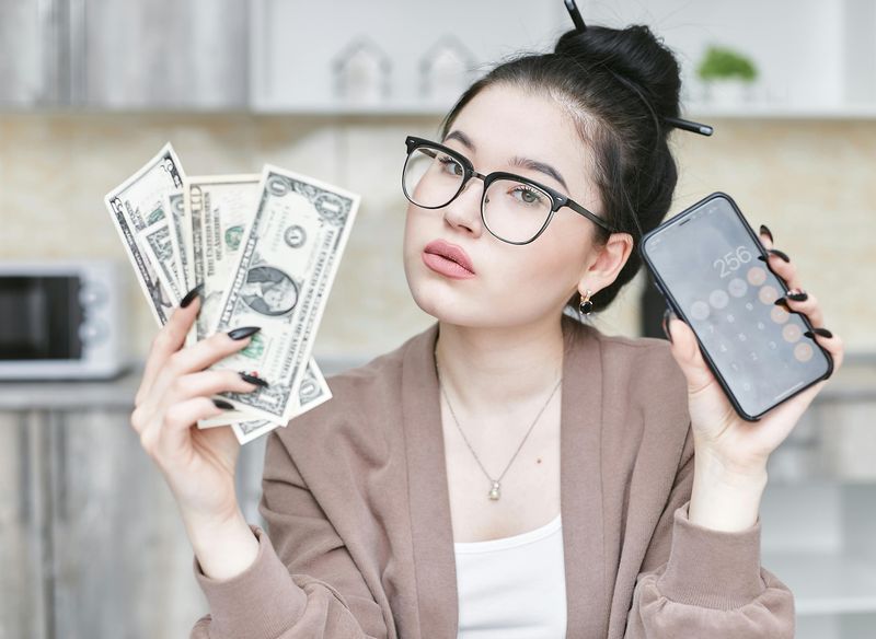 10 Things Frugal Women Do Differently With Every Paycheck