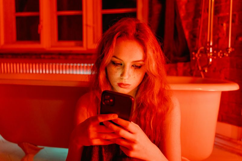 8 Subtle Ways Social Media is Ruining Your Self-Worth