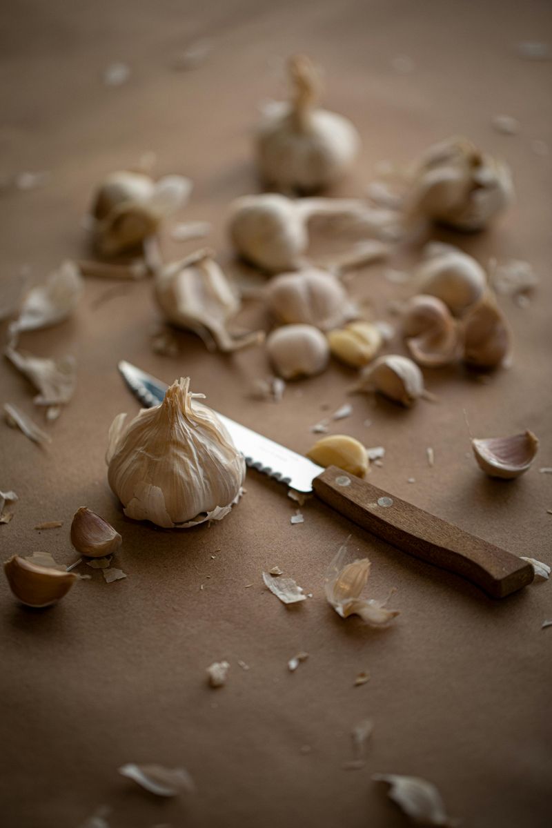 Not letting garlic “rest” after chopping