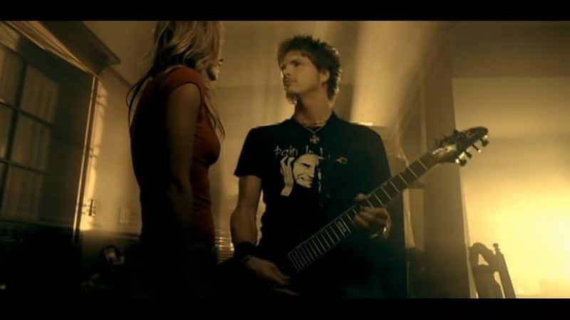 “Cold” – Crossfade (2004)