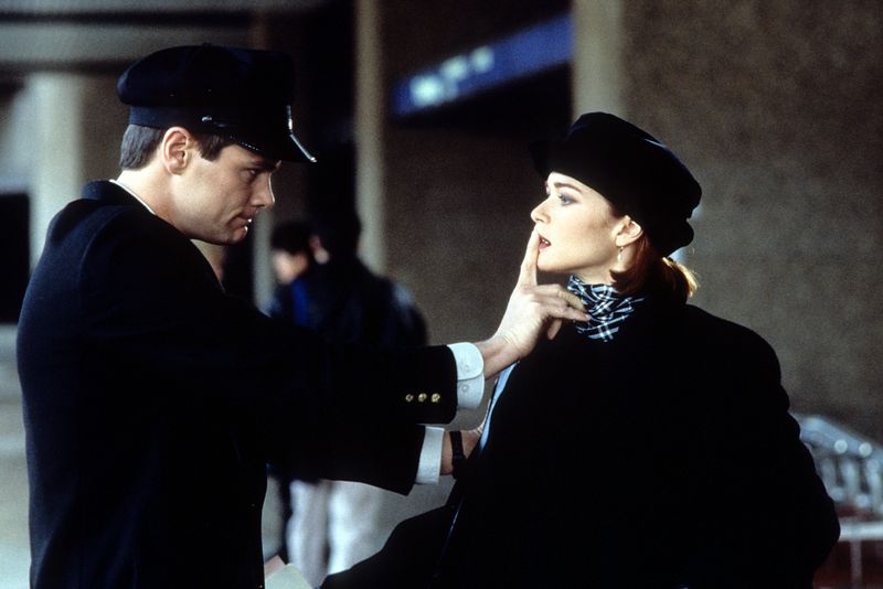 Dumb and Dumber (1994) – The “fantasy” scene of chasing women with zero consent awareness