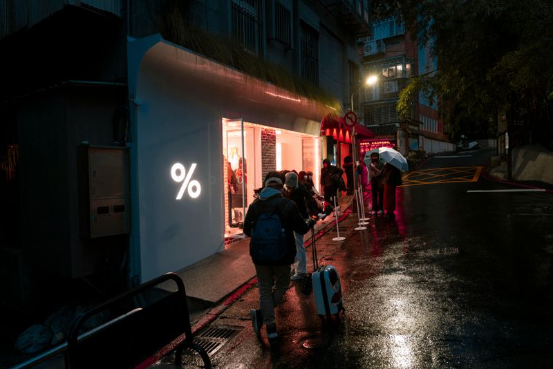 Standing far apart in lines / loose “American” queuing