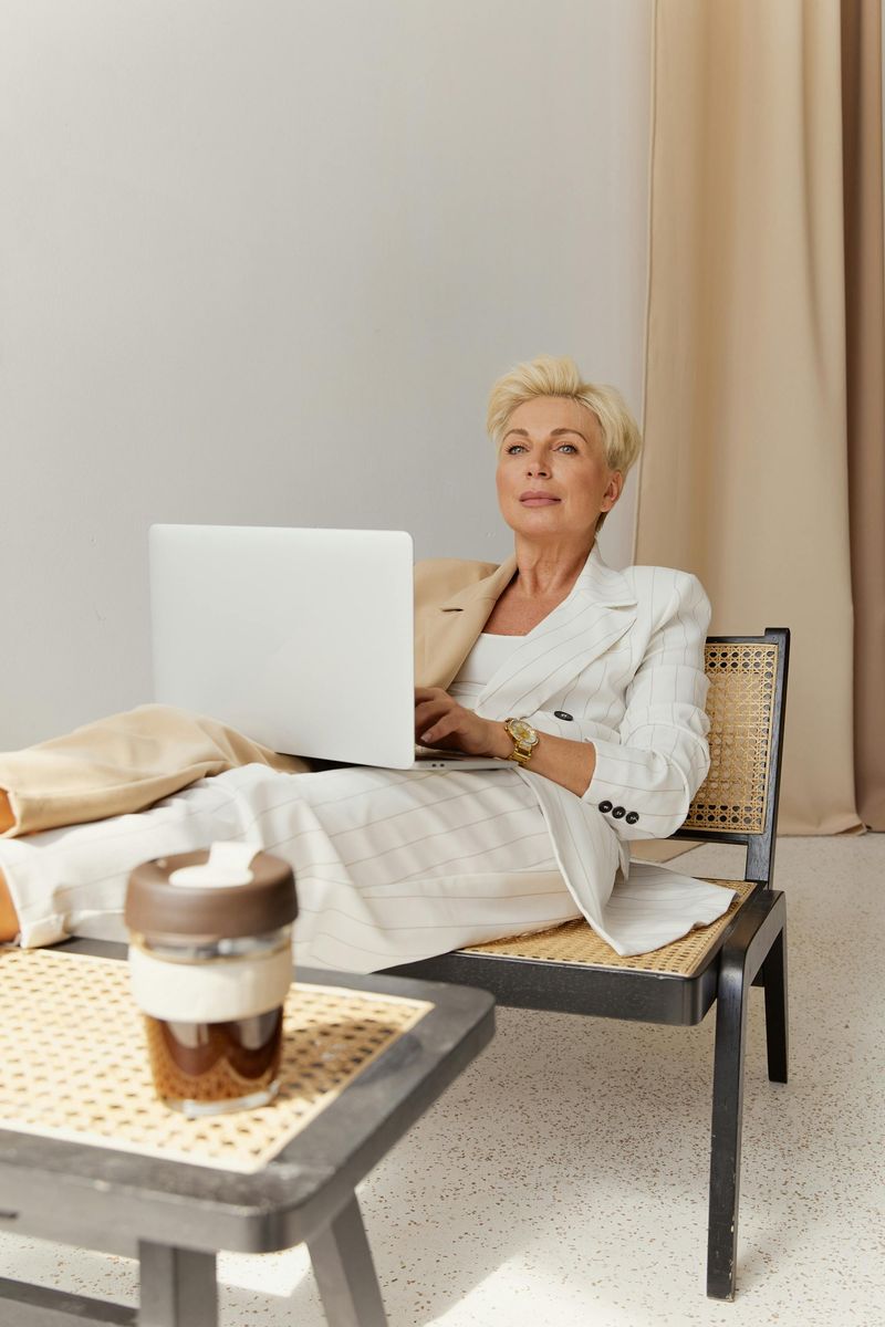 7 Emotional Reasons Women Over 40 Choose Freedom Over Familiar Love