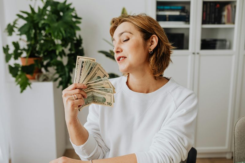 22 Essential Habits for Women to Maintain Long-Term Financial Stability