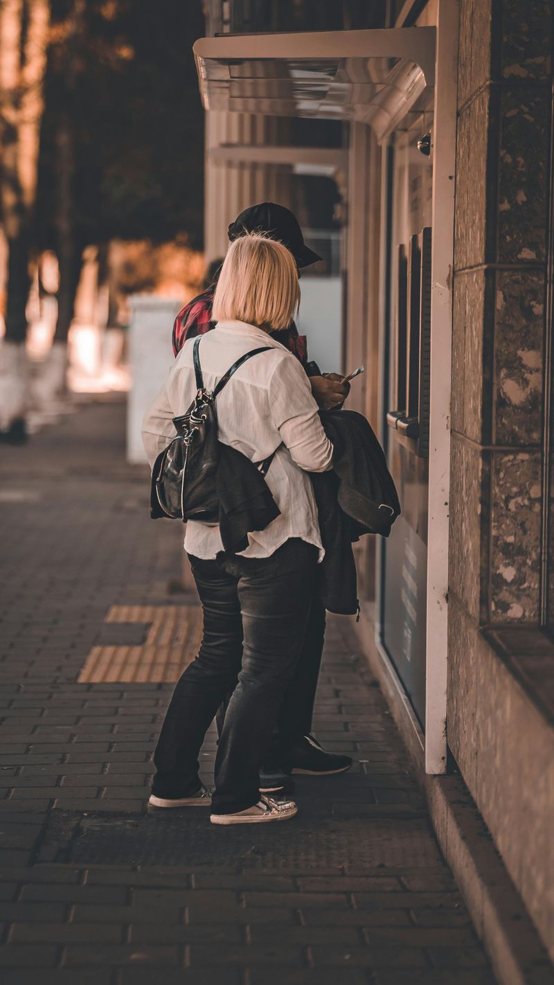 The “helpful” stranger at ticket machines/ATMs