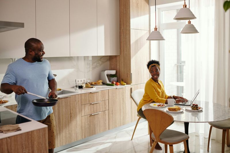 16 Things Men Only Realize After Living With a Woman