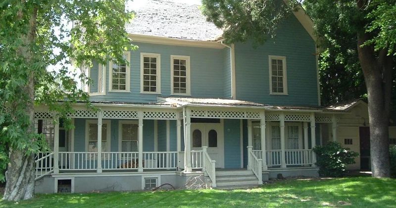 The Gilmore House Had a Fake Second Floor