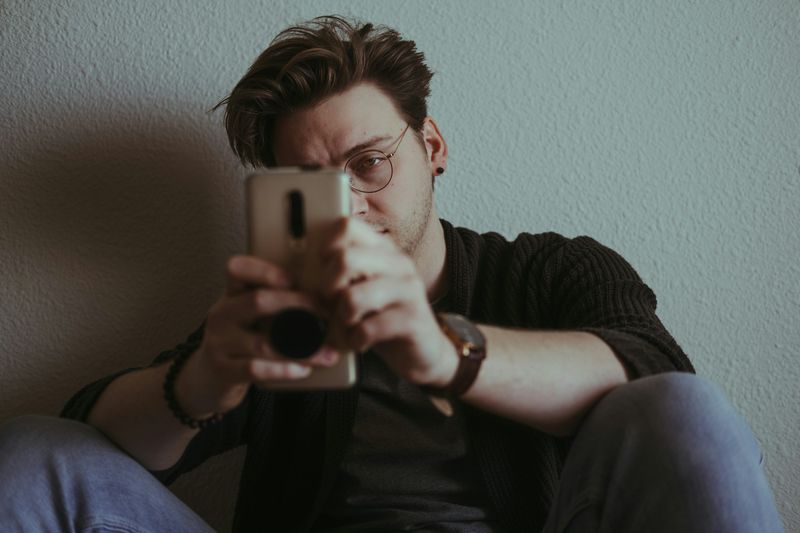 14 Lies People Tell on Dating Apps—And How to See Through Them