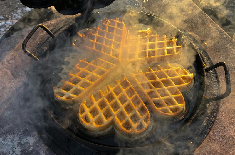 Cast-iron waffle iron (stovetop)