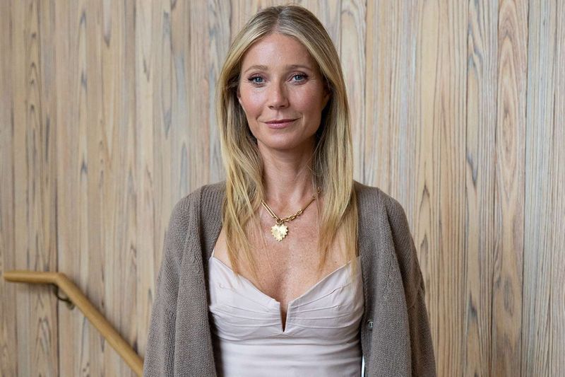 Gwyneth Paltrow – Dry Brushing