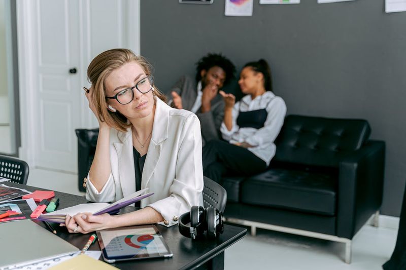 11 Tacky Habits That Are Ruining Your Image