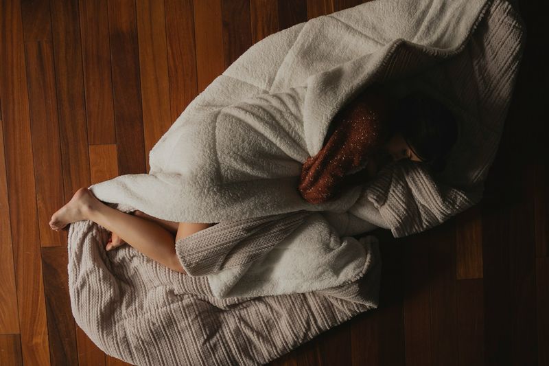 People Who Love Sleeping in Cold Rooms with Big Blankets Usually Share These 13 Traits