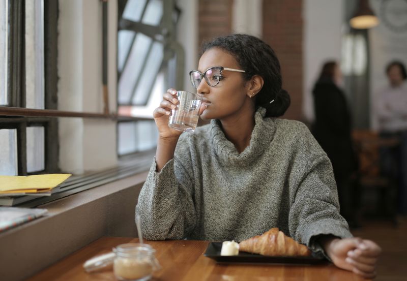 Therapists Reveal 12 Habits That Show Someone Isn’t Over Their Ex