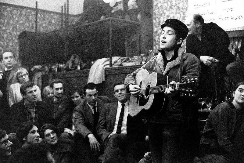 “Blowin’ in the Wind” – Bob Dylan (1962)