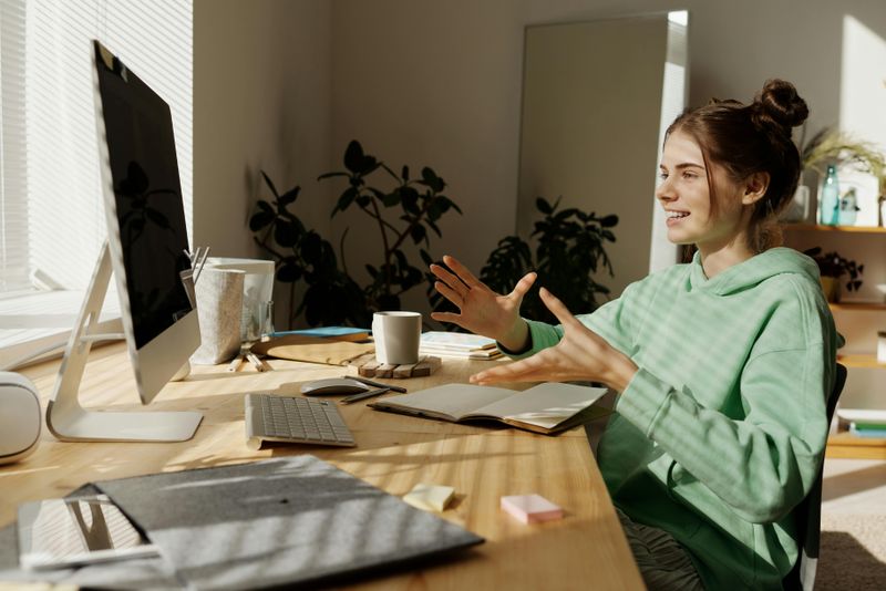 8 Petty Things We All Secretly Do But Never Admit