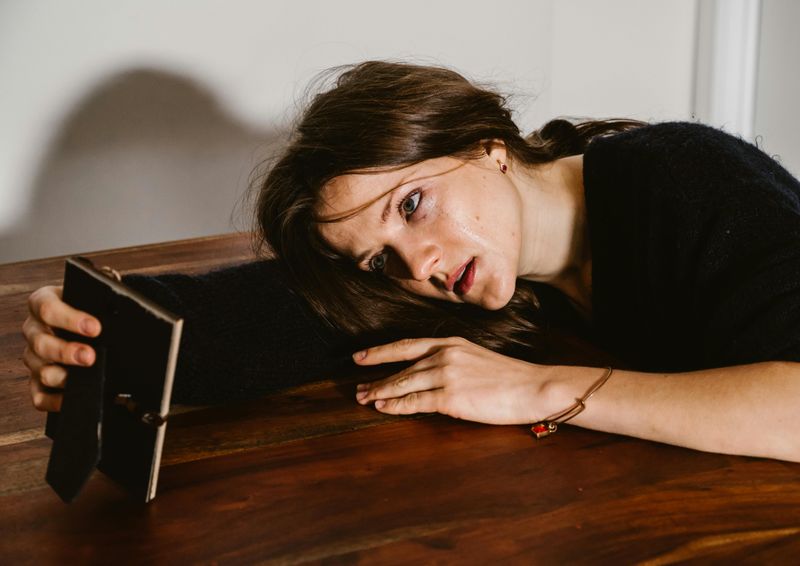 16 Ways to Tell a Man Doesn't Care About You