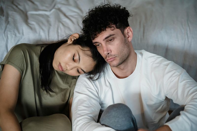 8 Ways Narcissists & Psychopaths Create Addictive Trauma Bonds