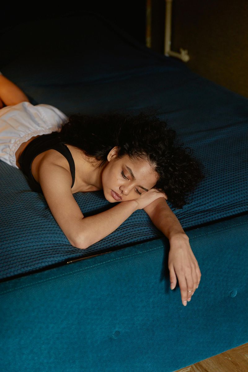 11 Ways Anxiety Impacts Relationship Dynamics in Women