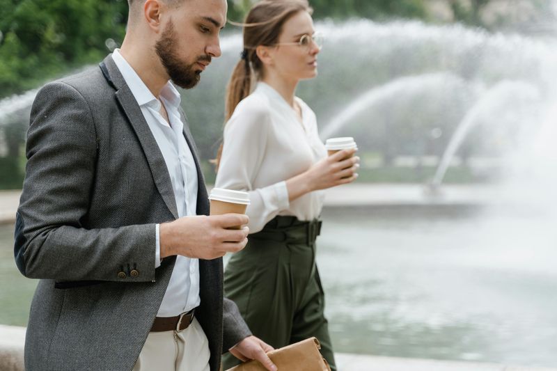 Daating a Coworker? Here Are 6 Things You Should and 6 Things You Shouldn't Do