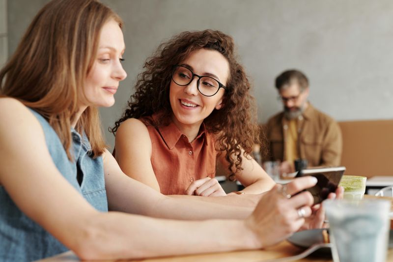 11 Signs You’re Dealing With a “Fake Nice” Person, According to Experts