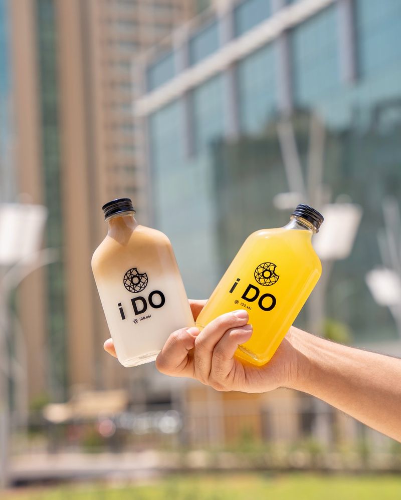 Cafés That Just Hand Over Bottled Drinks
