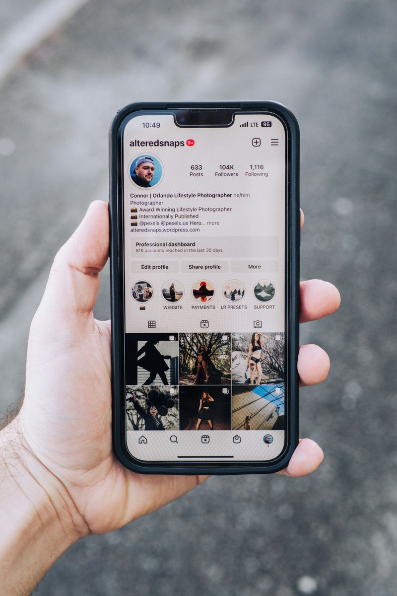 Profile Pictures Shape First Impressions