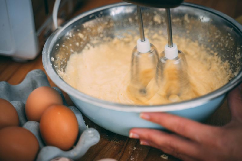 Hand-crank egg beater (rotary whisk)
