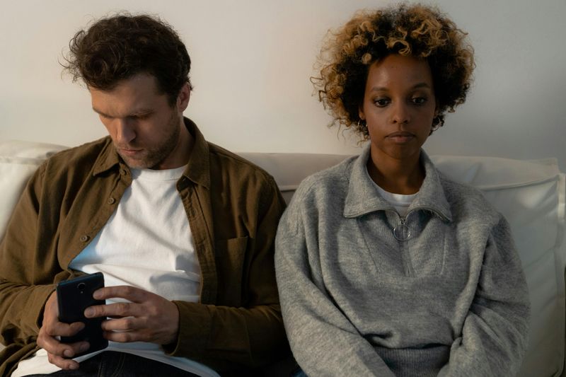 6 Relationship Red Flags Experts Say You Shouldn’t Overlook