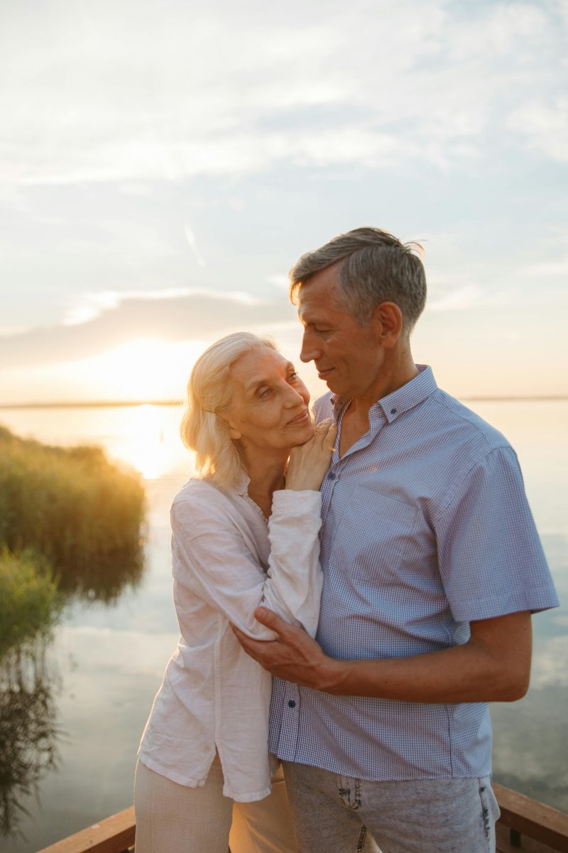 16 Subtle Red Flags Older Men Should Never Ignore While Dating