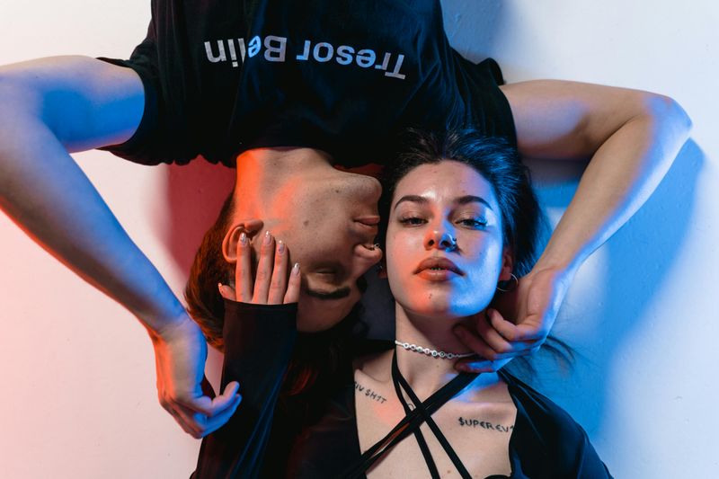 10 Unhealthy Relationship Habits That Look Normal But Aren't