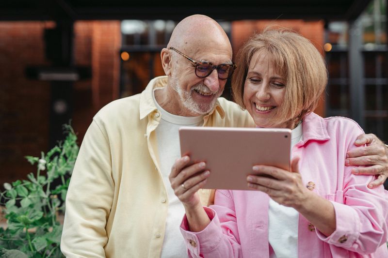 12 Everyday Things Gen Z Finds Weird About People Over 40